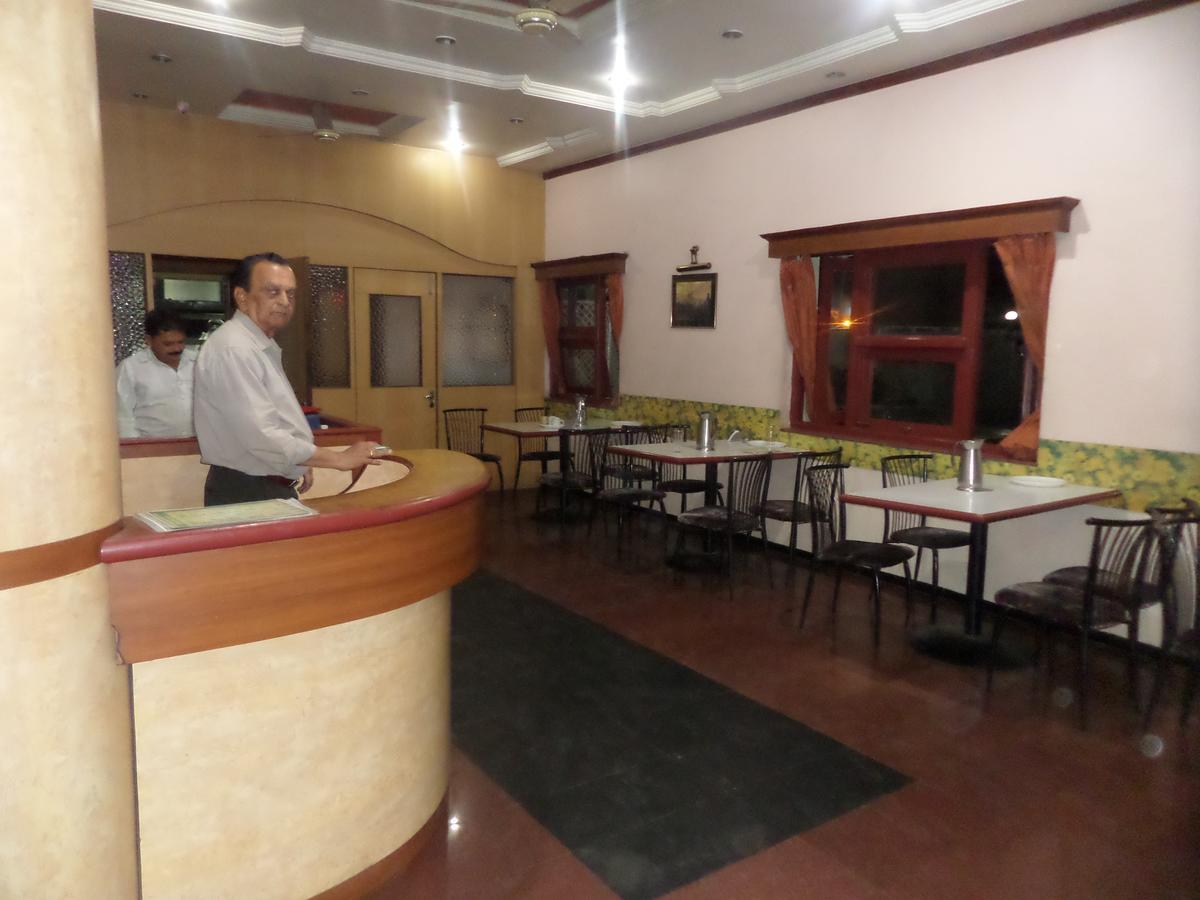 Hotel Ambessador Executive Solapur Eksteriør bilde